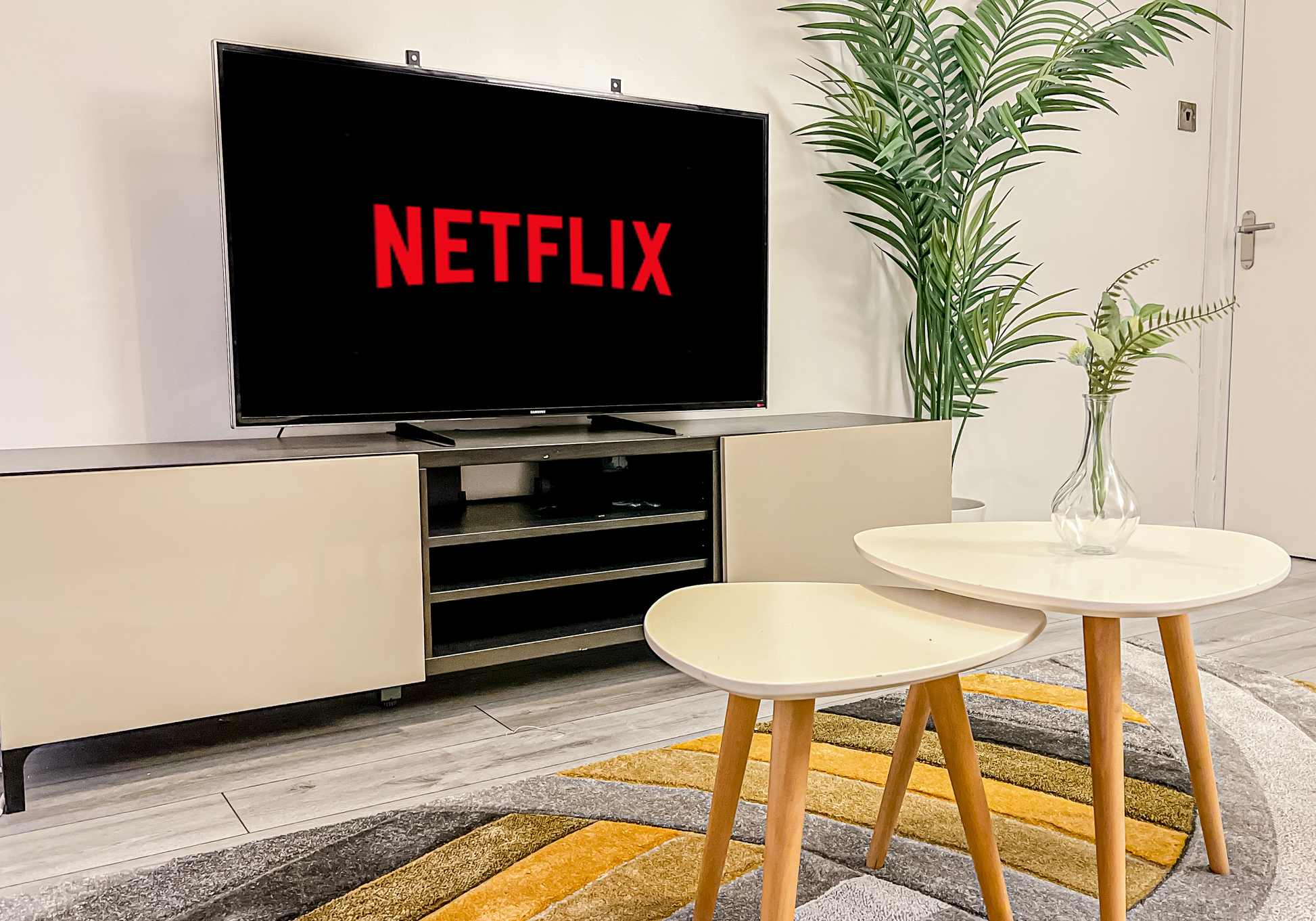 modern stylish comfortable living room in a modern airbnb in london bridge borough market netflix