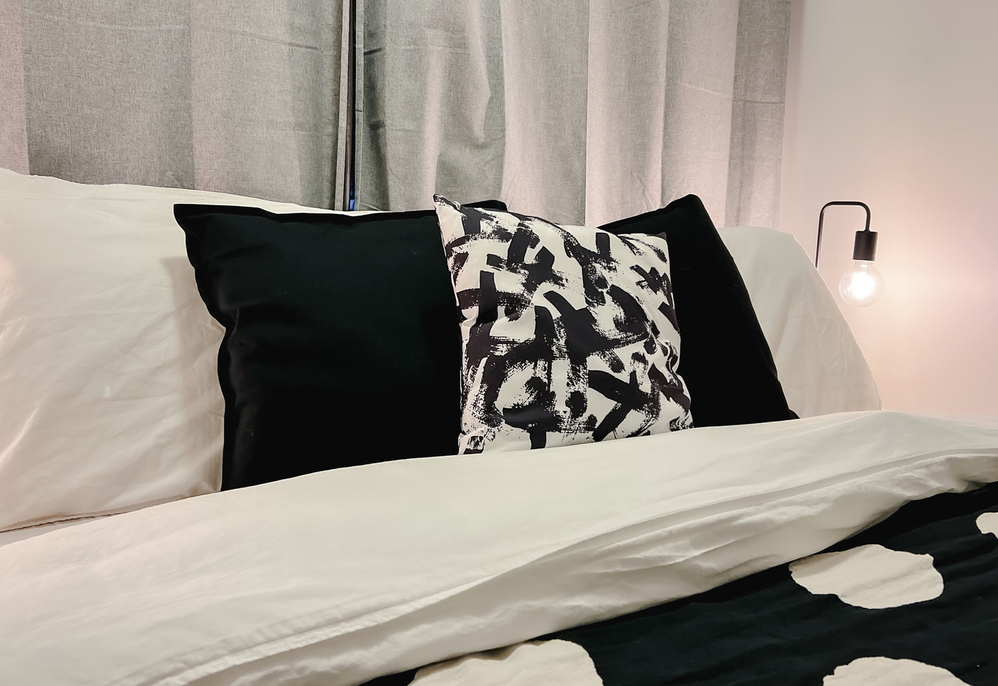stylish and comfortable bed pillow for a luxurious bed in an airbnb in cenral london
