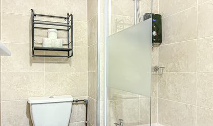 modern shower in a modern airbnb property in borugh market london bridge