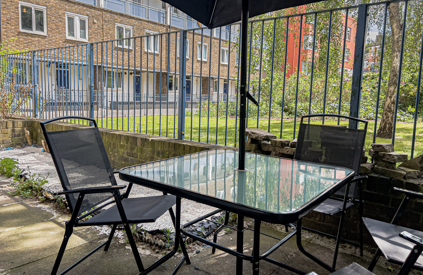 beautiful-backyard-london-airbnb-wit-oudoor-space-table-and-chairs