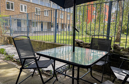 beautiful-backyard-london-airbnb-wit-oudoor-space-table-and-chairs