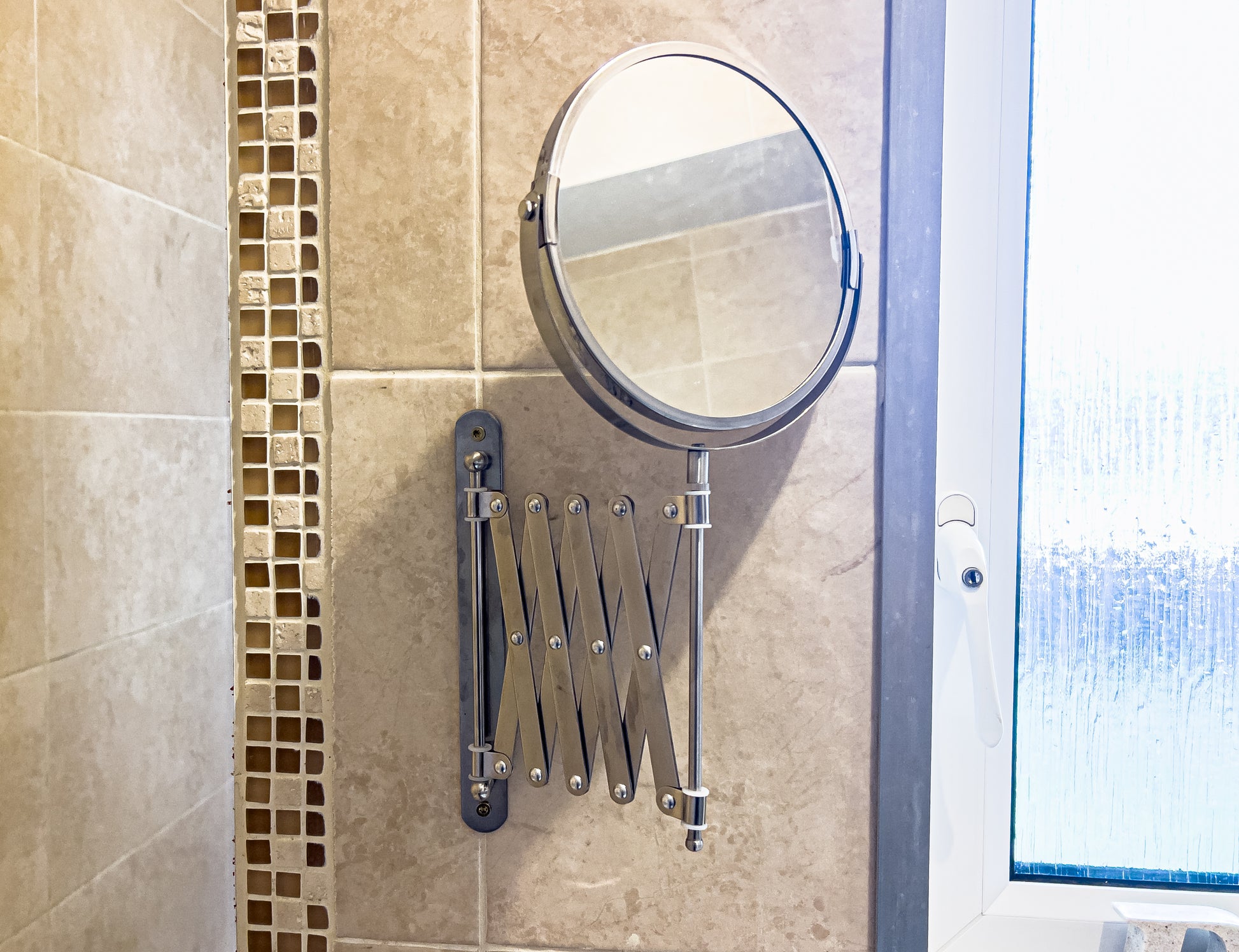 stylish mirror in a modern airbnb property in borugh market london bridge