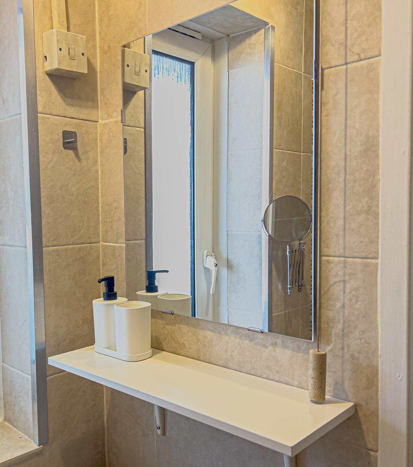 beautiful bathroom mirror in a modern airbnb property in borugh market london bridge